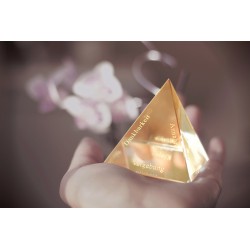 "Die Goldene Pyramide" aus Glas
