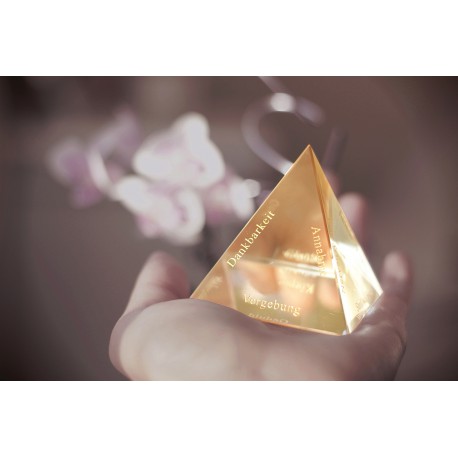 "Die Goldene Pyramide" aus Glas